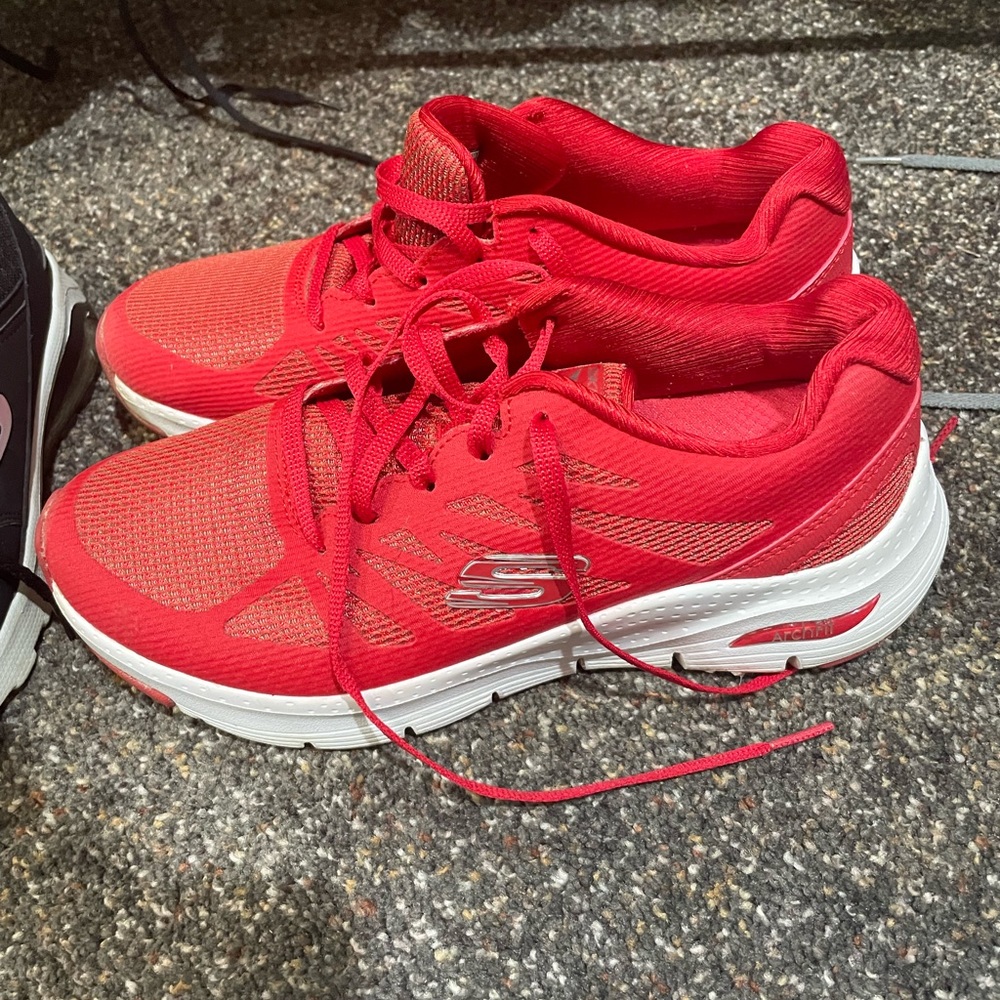 Like new. Women Skechers size 7.5